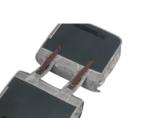Taskesæt (grey) fra Basil model Elegance.    Materiale af 100 % genanvendt PET (plastikflasker) Vol. 40-49 L og med rem-montering (taskebro)